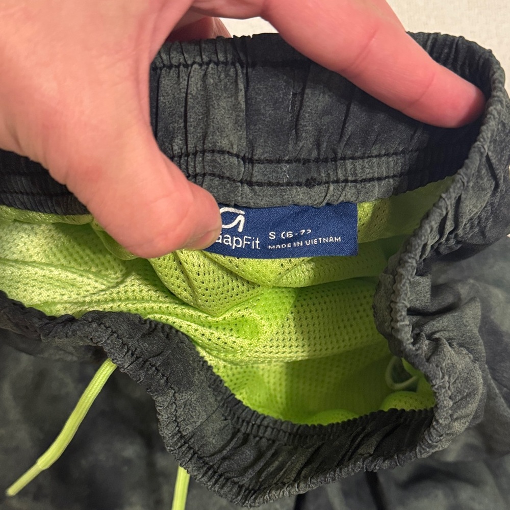 Boys 6-7 GapFit Black and Green Athletic Shorts Drawstring - Picture 6 of 7